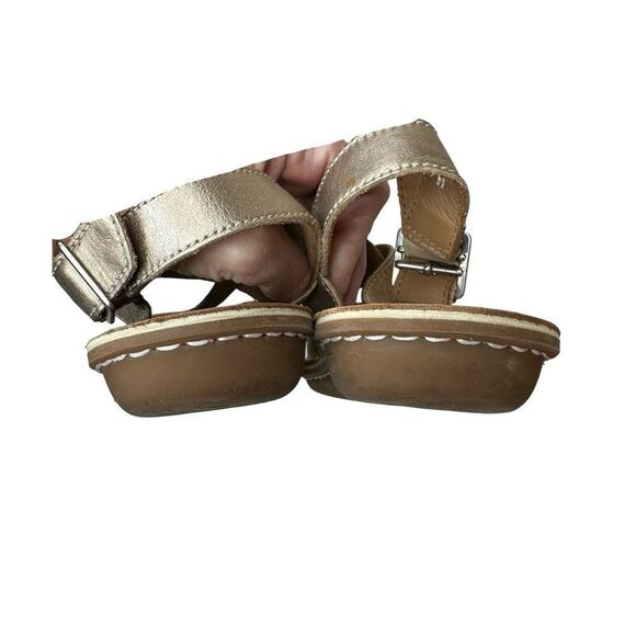 CLARKS Artisan Tustin Spears Metallic Leather Comfy Strappy Sandals Size 8.5 - Picture 12 of 17